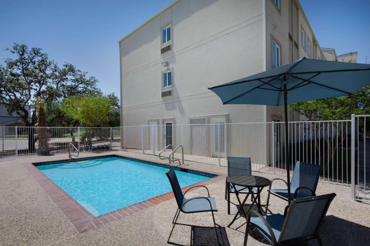 Отель Baymont By Wyndham San Antonio Airport Экстерьер фото