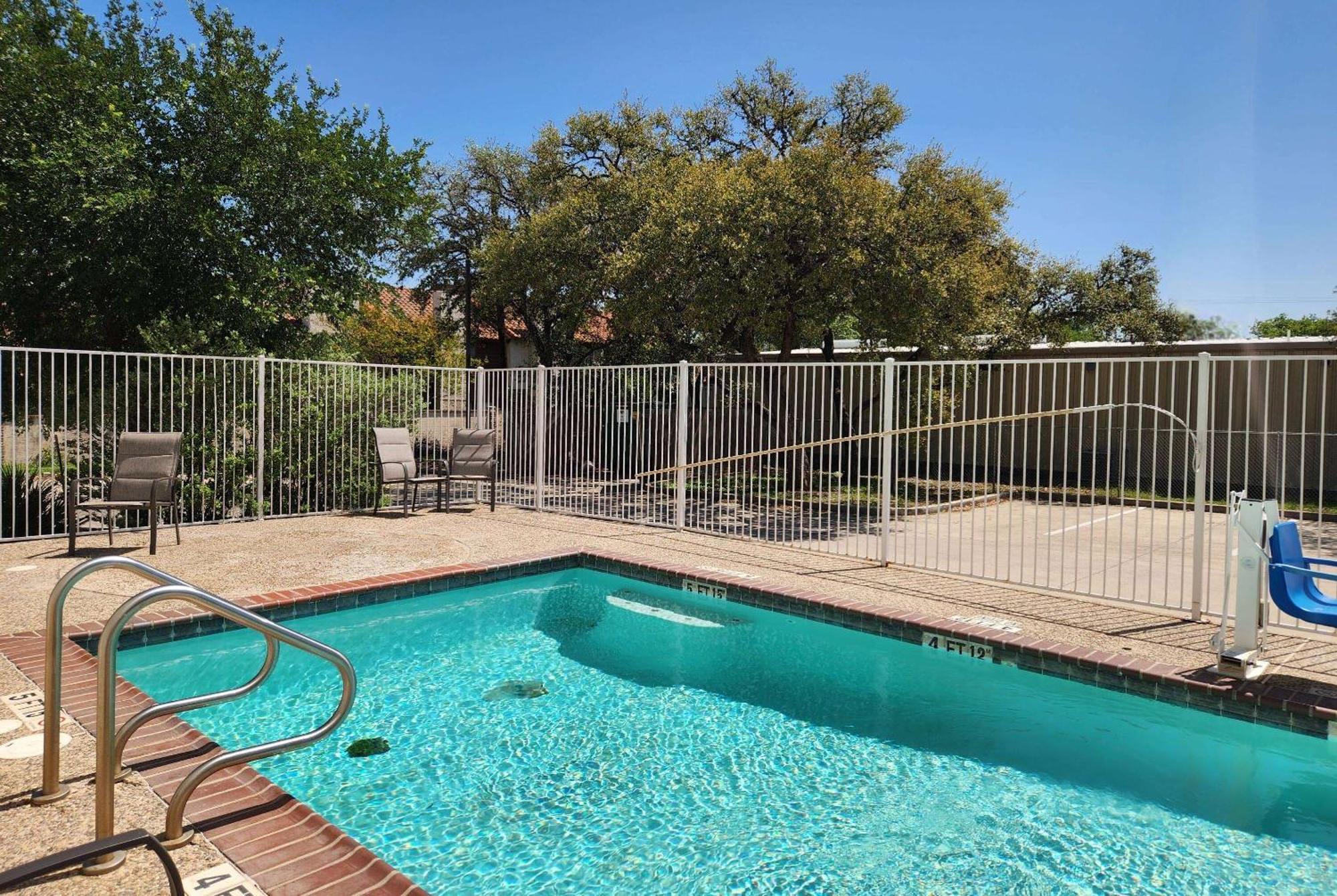 Отель Baymont By Wyndham San Antonio Airport Экстерьер фото
