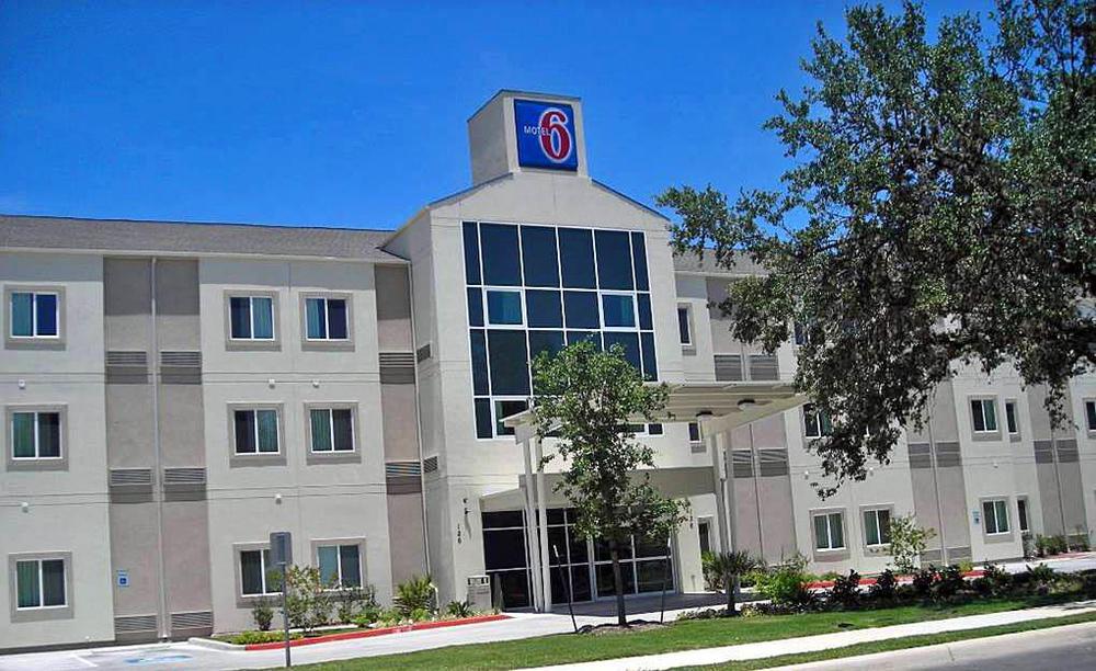 Отель Baymont By Wyndham San Antonio Airport Экстерьер фото